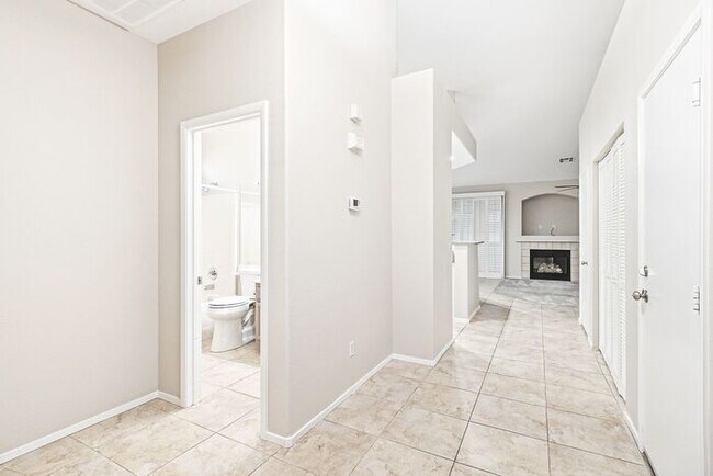 Foto del edificio - Spacious 2-Bedroom Henderson Home with Fireplace & Private Yard