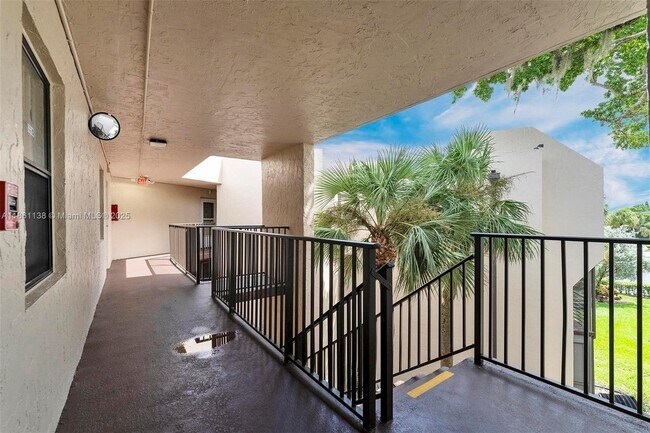 Foto del edificio - 6301 N University Dr
