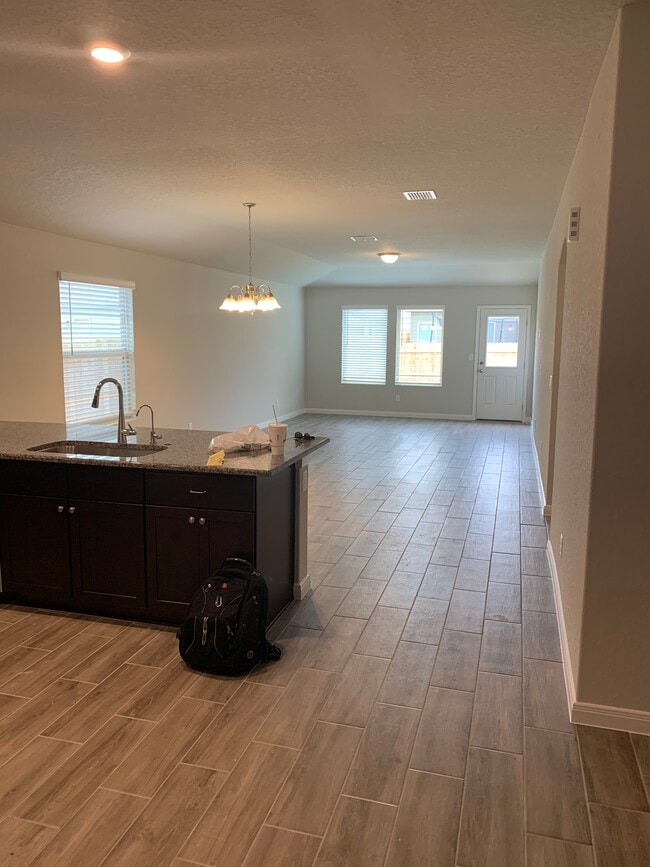 Building Photo - 525 Sentry Valley St