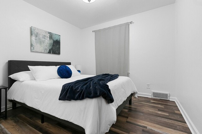 Building Photo - Flexible Furnished 2 BR 1 BA w/ garage and...