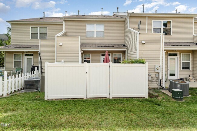 Foto del edificio - Beautifully Updated Townhome Near Historic Downtown Apex