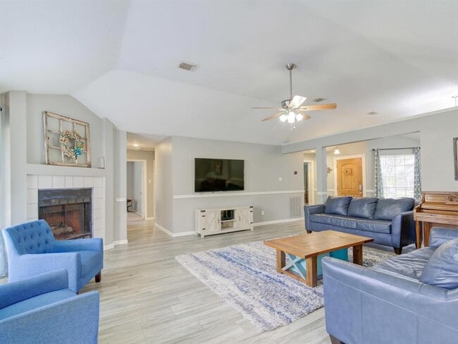 Building Photo - 10941 W Dogwood Dr