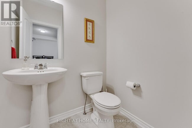 Photo du bâtiment - 715 Derreen Ave