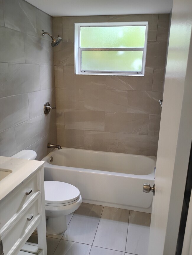 Baño nuevo - 3761 SW 59th Terrace