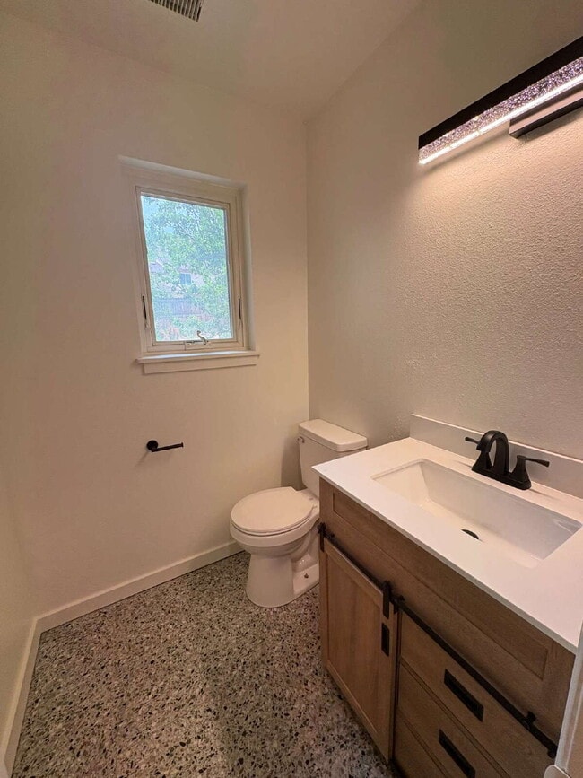 Building Photo - 3 bedroom townhouse