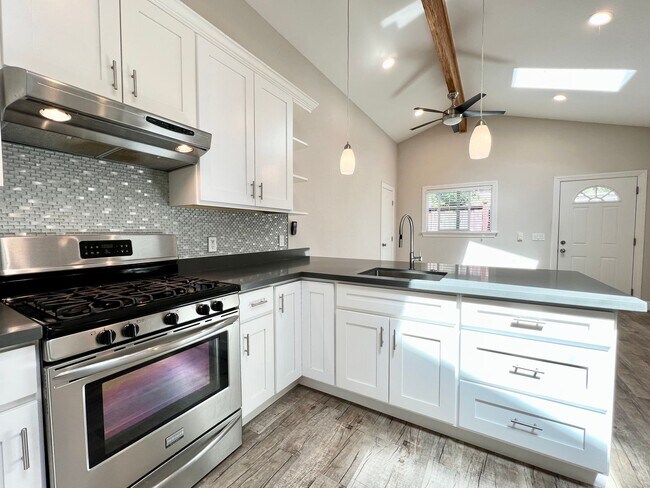 Foto del edificio - Stunning 1-Bed, 1-Bath with Private Entrance/Parking - UTILITIES INCLUDED!