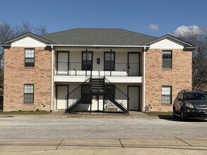 Building Photo - 204 W Truman Ave
