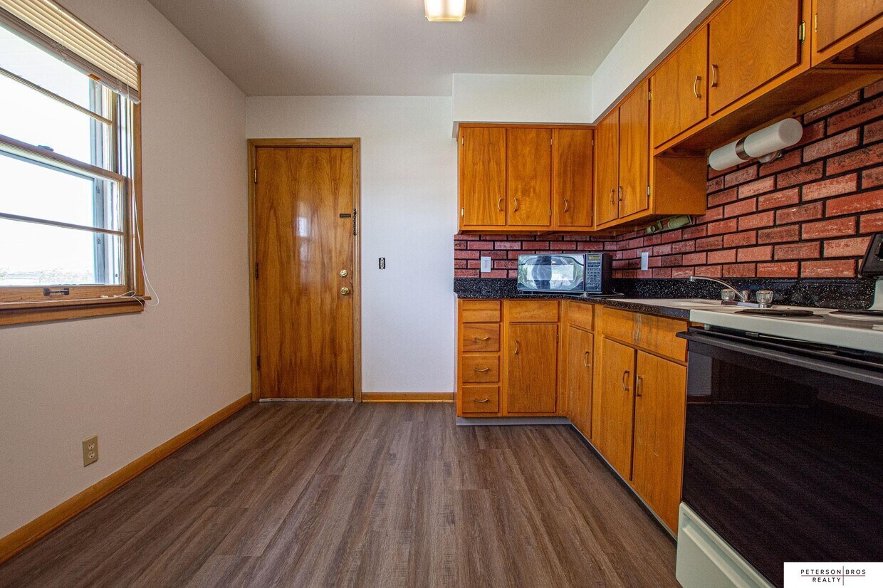 Primary Photo - 3328 S 82nd Ave