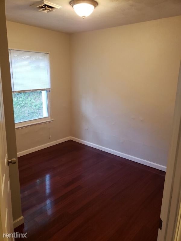 Building Photo - 2 br, 1 bath House - 526 Oak St
