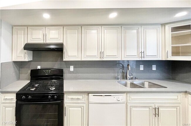 Building Photo - 3 br, 3 bath Condo - 11634 Victory Blvd