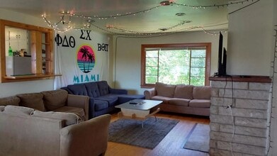 Building Photo - 915 Lee St