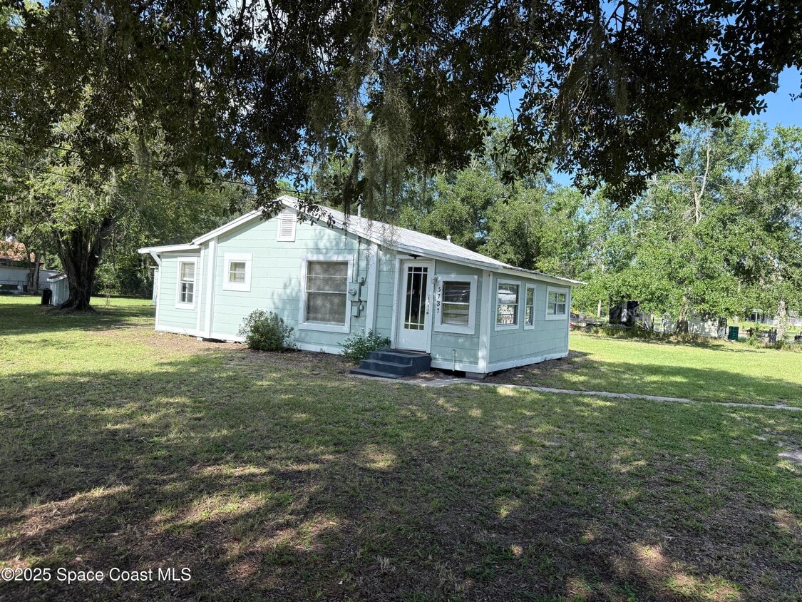 Primary Photo - 5737 Travis St