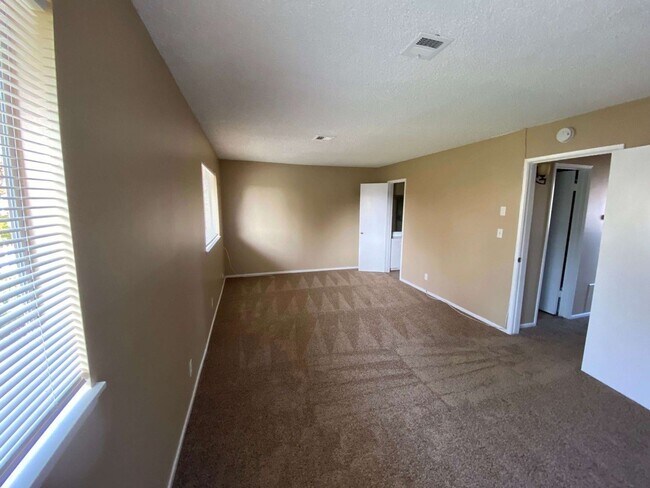 Building Photo - 3 br, 2.5 bath House - 14695 Redhill Avenue