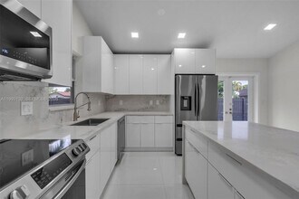 Building Photo - 803 NW 133rd Ct