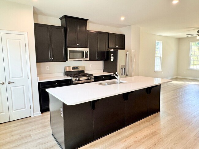 Building Photo - MINUTES TO DOWNTOWN FREDERICKBURG AND VRE ...
