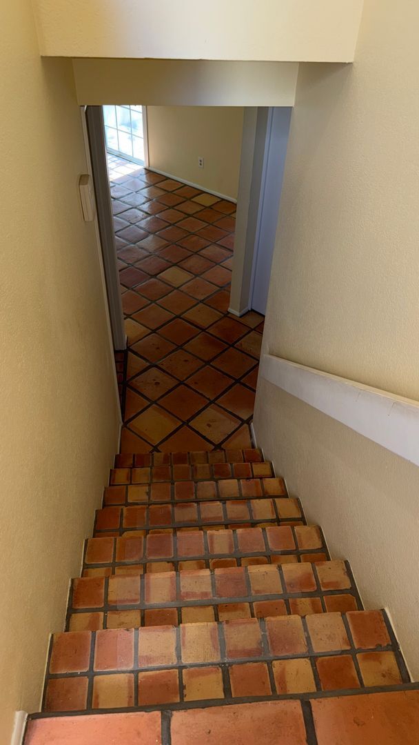 Building Photo - Spacious Towhhouse with Sautillo Tile