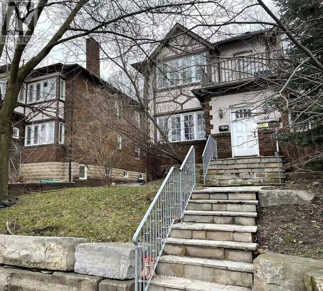 Photo du bâtiment - 65 Lawrence Ave E