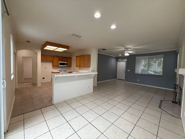 Building Photo - Laguna West Home with Spacious Backyard!