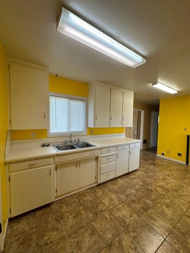 Building Photo - 2 Bedroom House