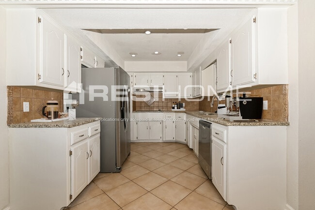 Building Photo - 7336 Roxboro Dr