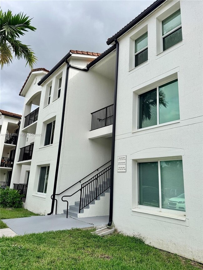 Building Photo - 1122 Villa Cir