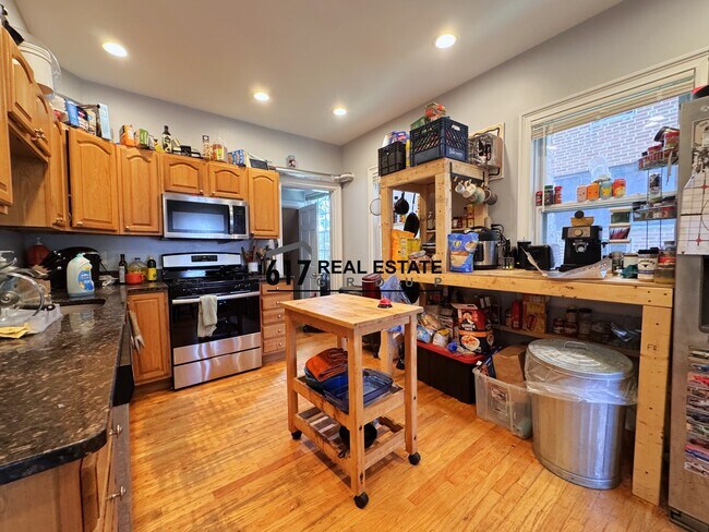 Building Photo - 34 Brentwood St