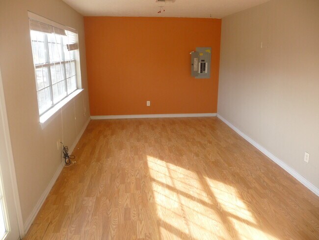 Foto del edificio - Large corner lot, across from park