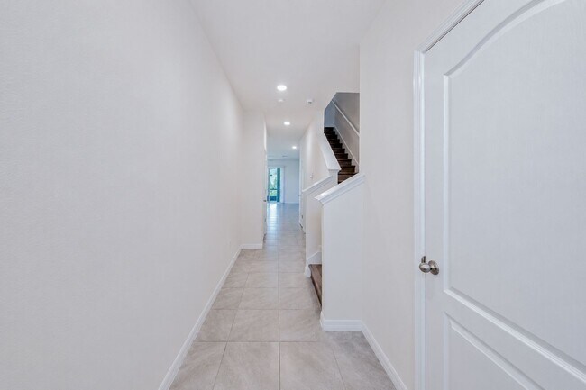 Building Photo - Like-New End-Unit 3 Bedroom Townhome