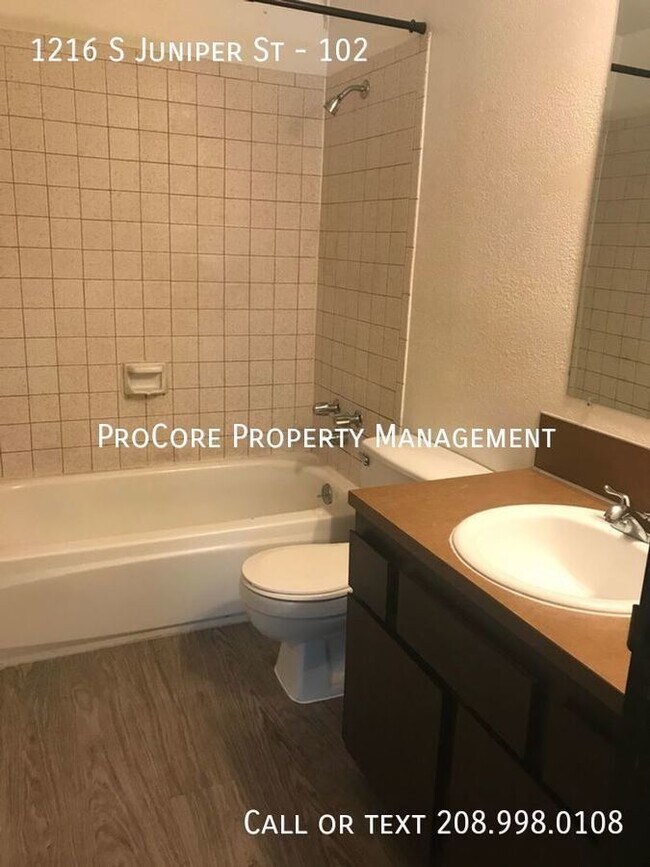 Building Photo - $1,195.00...2 Bed/1.5 Bath. Updated Unit. ...