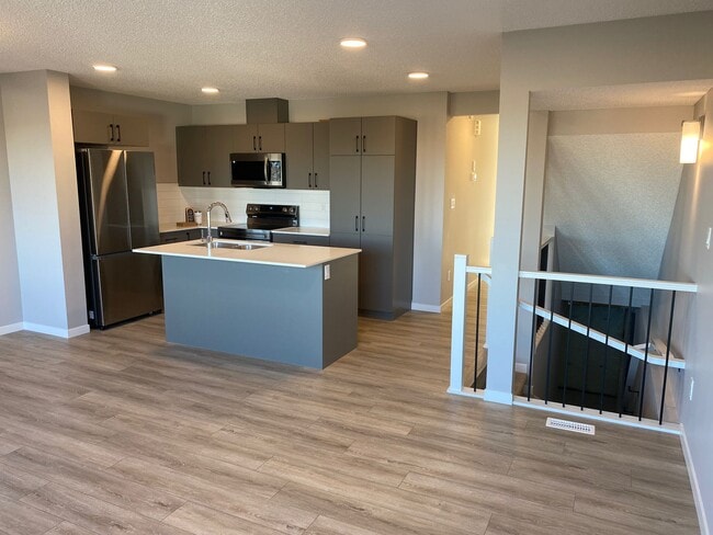 Photo du bâtiment - 1430 Aster Way NW