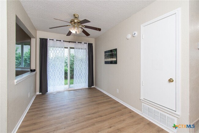 Building Photo - 2210 Carousel Dr