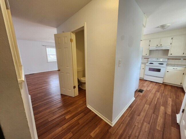 Building Photo - 900-902 West 16th St.