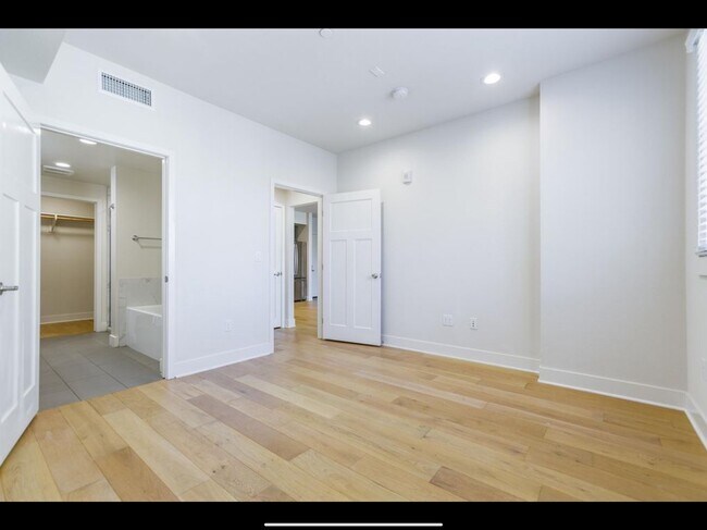 Foto del edificio - 627 Deep Valley Dr