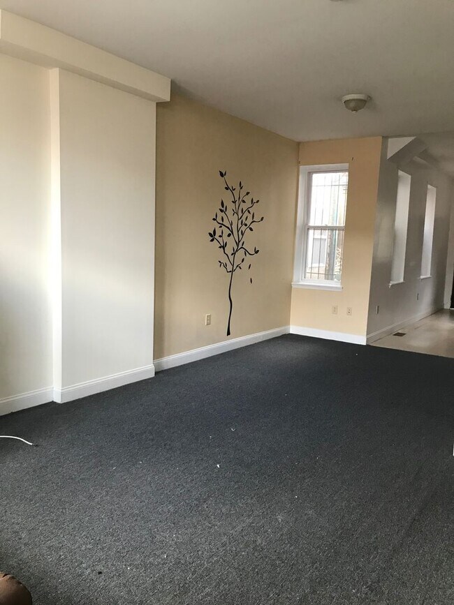 Foto del edificio - Spacious 3 Bedroom with Washer/Dryer
