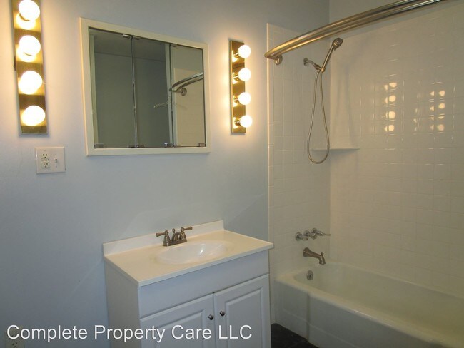 Building Photo - 3 br, 1 bath House - 521 N Meridian
