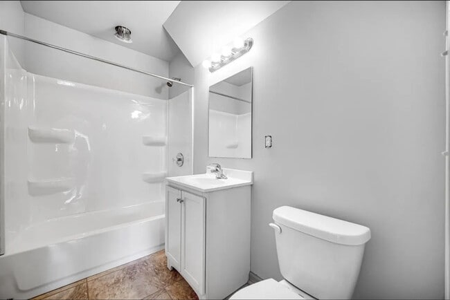 Bathroom 1 - main floor - 6806 Ridgeland Ave