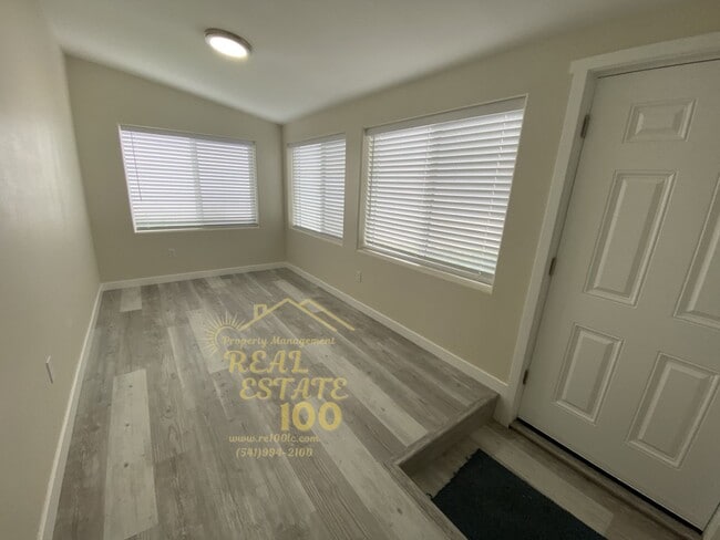 Foto del edificio - 3429 NW Jetty Ave