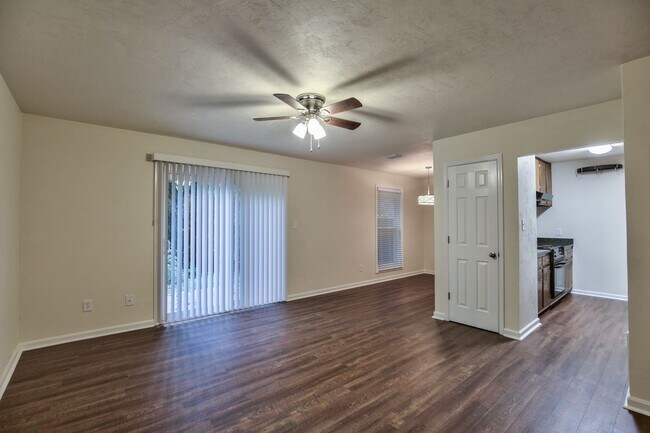 Foto del edificio - 1219 Crestview Ave