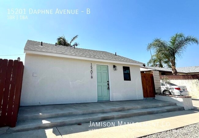 Foto del edificio - 15201 Daphne Ave