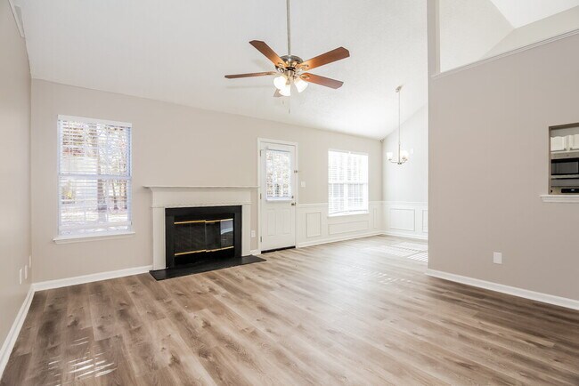 Building Photo - 2222 Sloan Dr