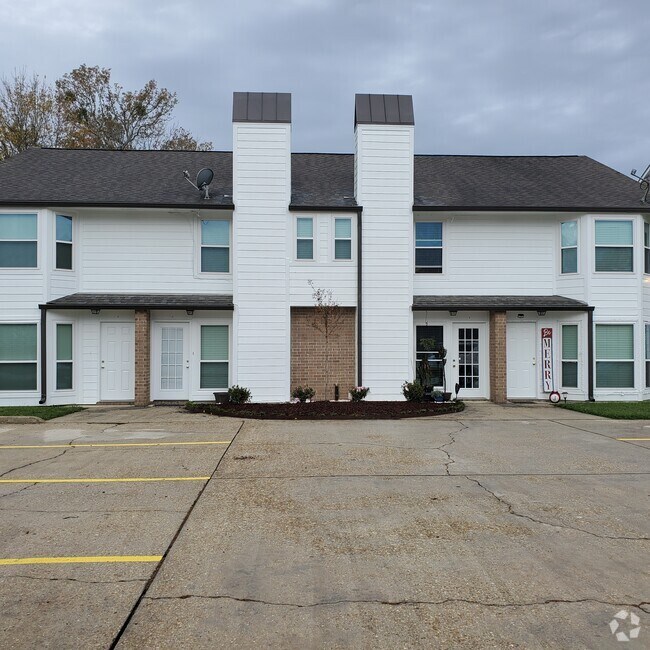 Place West Apartments for Rent with Hardwood Floors Baton