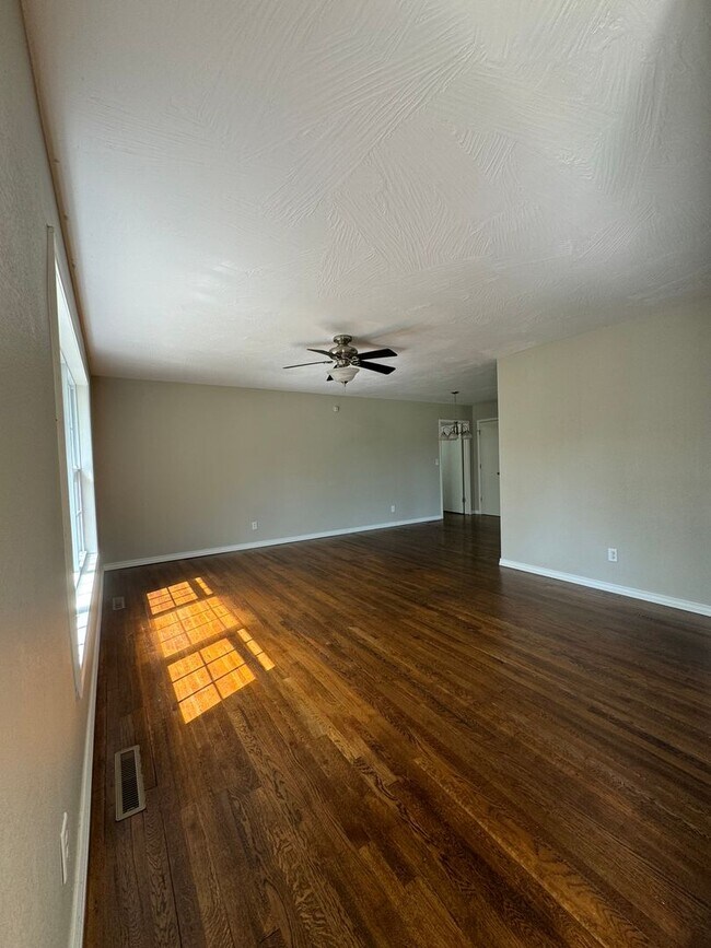 Building Photo - Beautiful 3 bedroom 2.5 bath 2 living room...