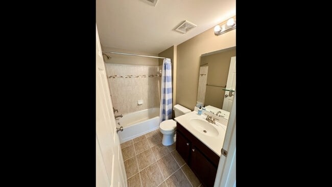 Bathroom (en suite, lower level) - 9403 Aston Villa