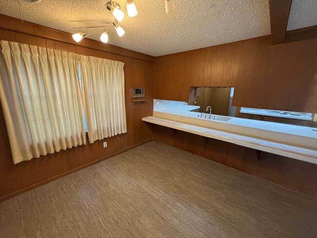 Building Photo - Spacious 3 bed, 3 bath home on corner lot!