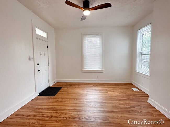 Foto del edificio - 3715 Woodland Ave