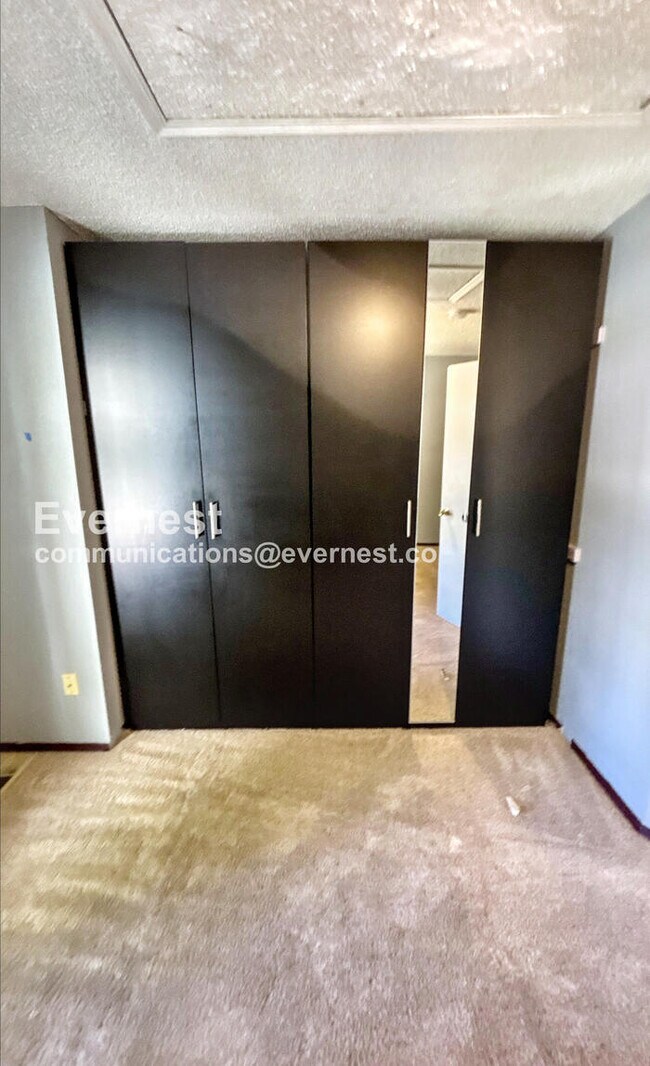 Building Photo - 2 Bed/1 Bath Townhome with Off-Street Parking / Available Now!