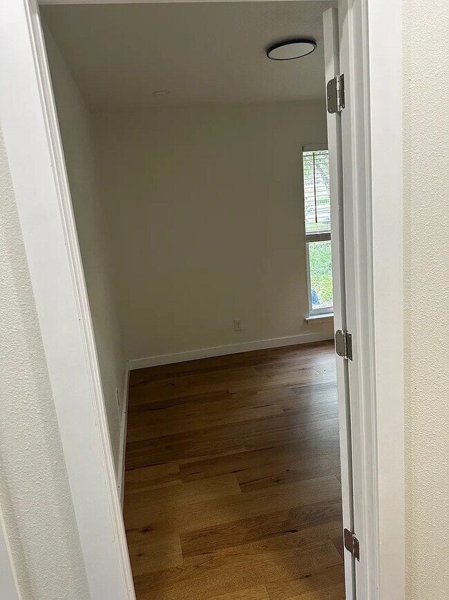 Foto del edificio - Room in House on Rockridge Dr