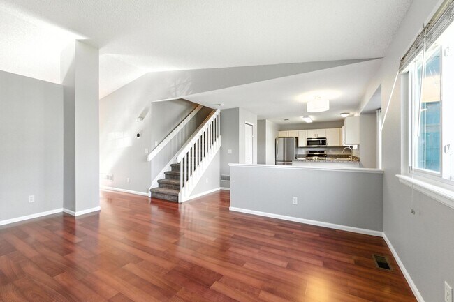 Building Photo - Beautiful, Well-Maintained 4 Bed/4 Bath Ho...