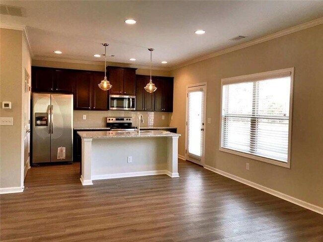Building Photo - 221 Winterset Cir