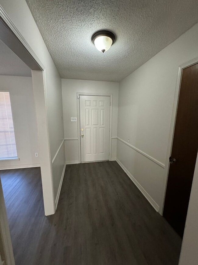 Foto del edificio - Fresh paint and new carpet…..